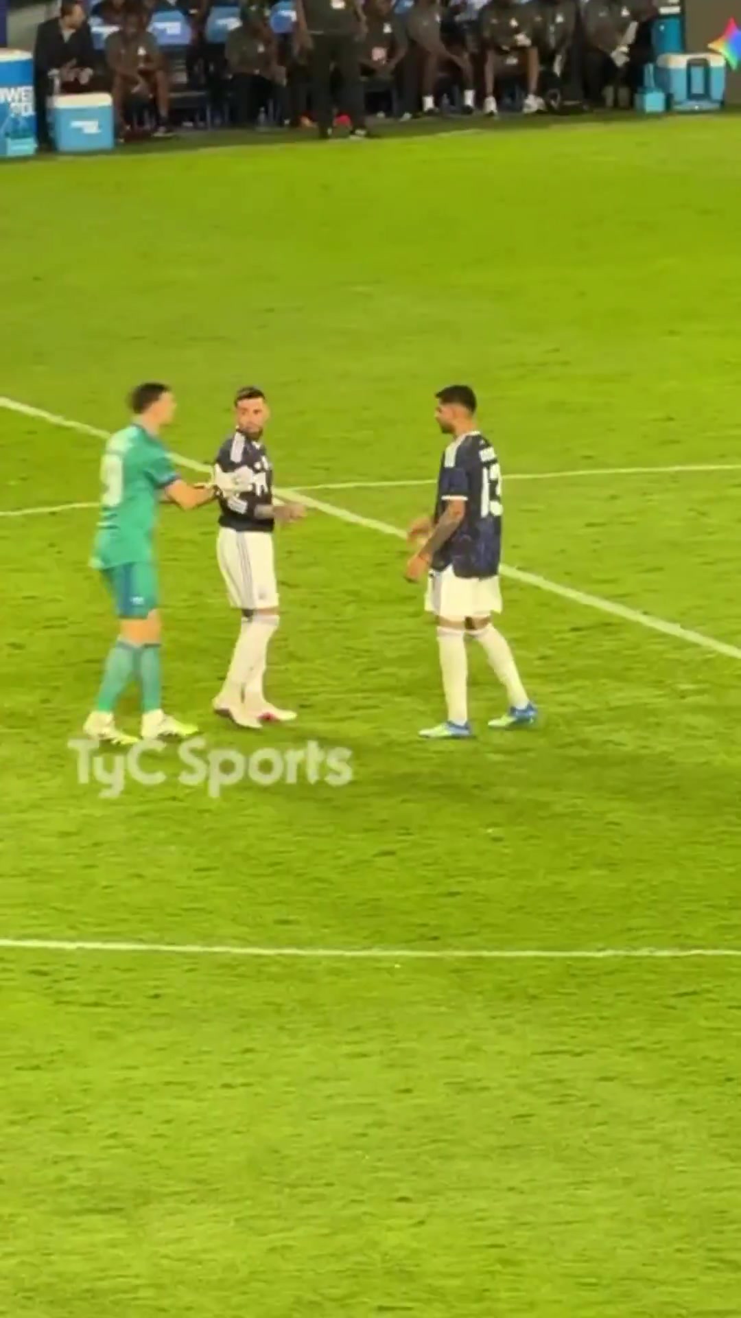 氛围真好！梅西招手让点奥塔门迪不想罚，大马丁和罗梅罗推他上前